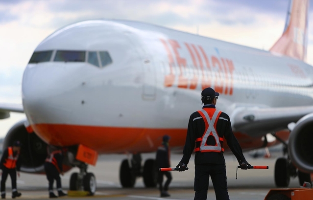 ▲ 항공기 유도하는 지상조업 근로자들.ⓒ연합뉴스