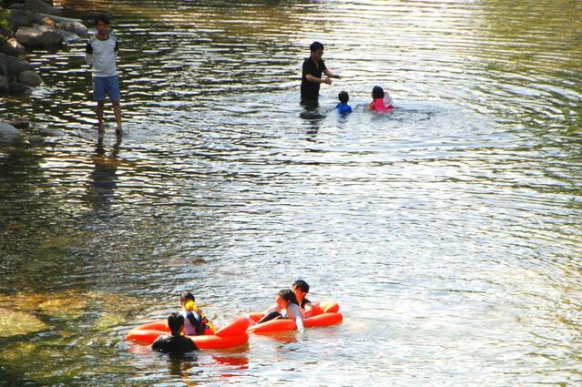 ▲ 시원한 쌍곡계곡에서 물놀이를 즐기는 방문객.ⓒ진경수 山 애호가