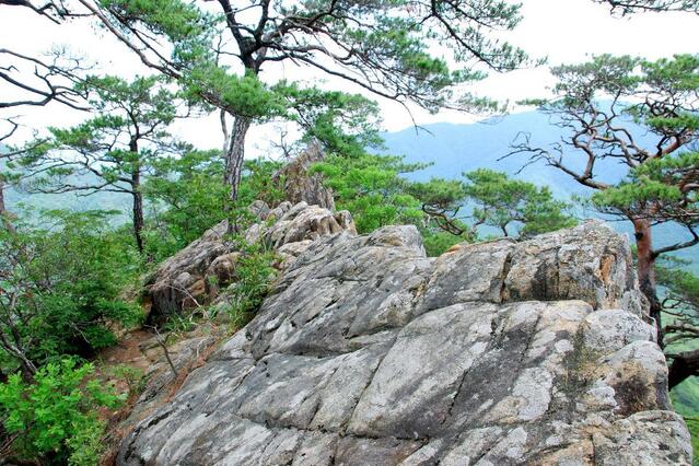 ▲ 보배산 제1봉에서 제2봉으로 가는 암릉 구간.ⓒ진경수 山 애호가