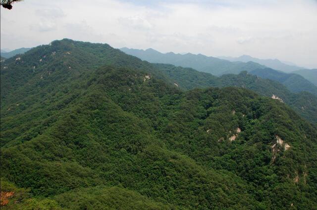 ▲ 보배산 제2봉과 제3봉 사이에서 바라본 칠보산 능선.ⓒ진경수 山 애호가