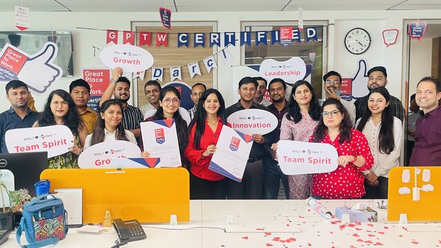 ▲ 인도 계열사 CJ다슬 직원들이 '일하기 좋은 기업' 선정을 축하하고 있다. ⓒCJ대한통운