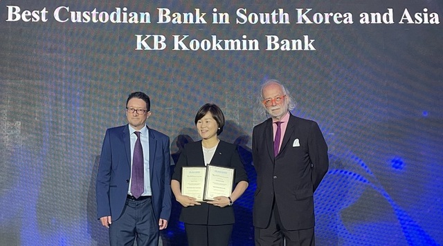 ▲ 지난 14일 태국 방콕에서 아시안뱅커지가 주관한 '더 아시안뱅커 파이낸셜 마켓 어워즈 2023' 에서 김옥자 KB국민은행 수탁사업부장(사진 왼쪽 두 번째)과 아시안뱅커지 관계자들이 기념촬영을 하고 있다.ⓒKB국민은행