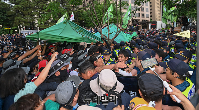 ▲ 경찰이 지난달 31일 오후 서울 청계광장 입구에서 민노총이 설치한 양회동 씨의 시민분향소를 철거하는 과정에서 노조원들과 충돌하고 있다. ⓒ서성진 기자