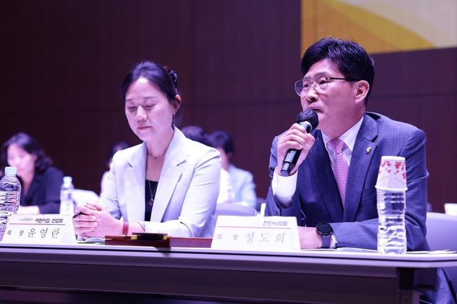 ▲ 정도희 천안시의회 의장이 15일 어린이집연합회 간담회에서 인사말을 하고 있다.ⓒ천안시의회