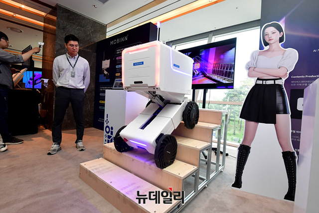 ▲ 모빈의 배송로봇이 계단을 오르는 모습. ⓒ뉴데일리DB