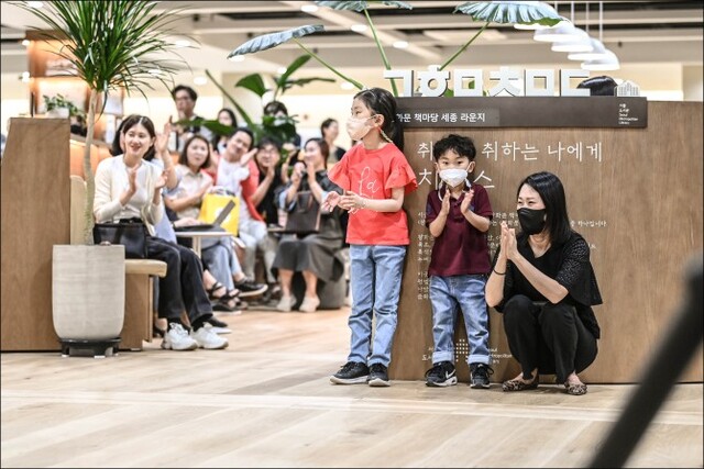 ▲ 지난 5월 '런치타임 콘서트'를 즐기는 시민 모습.ⓒ세종문화회관