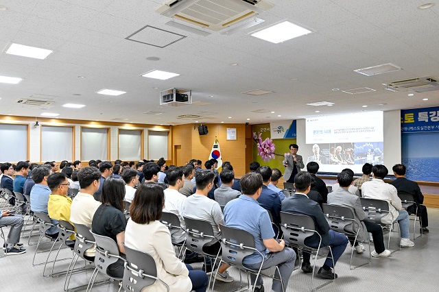▲ 영덕군은 민선 8기의 효과적인 공약 추진을 위해 지난 14일 군청 대회의실에서 공약사업 담당 공무원 등 100여 명을 대상으로 매니페스토 특강을 가졌다.ⓒ영덕군