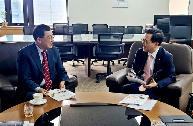 ▲ 주낙영 시장이 15일 이창양 산업통상자원부 장관(오른쪽)을 만나 지역 주력산업인 자동차 소재·부품·장비 업계의 적극적인 지원을 요청하고 있다.ⓒ경주시