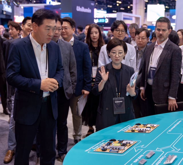 ▲ 한종희 삼성전자 부회장(DX부문장)과 임직원들이 인포컴 2023 삼성 부스 전면에 소개된 제품 생애주기별 친환경 노력에 대해 살펴보고 있다. ⓒ삼성전자