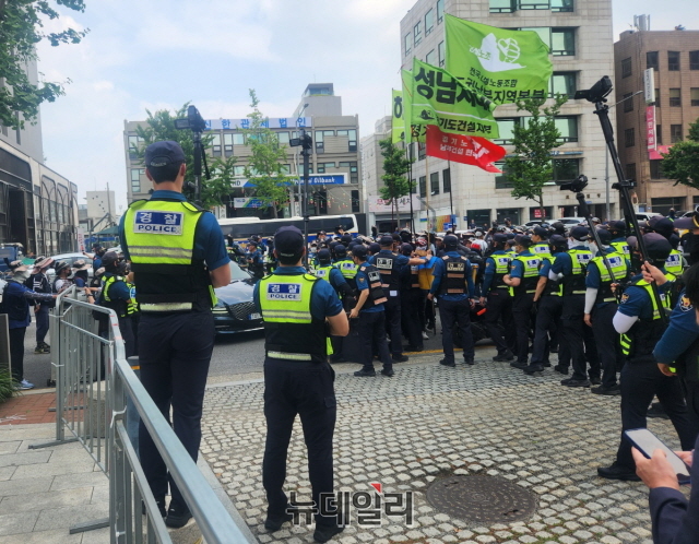 ▲ 건설회관 앞에서 건설노조와 경찰이 대치하고 있다. 사진=박정환 기자