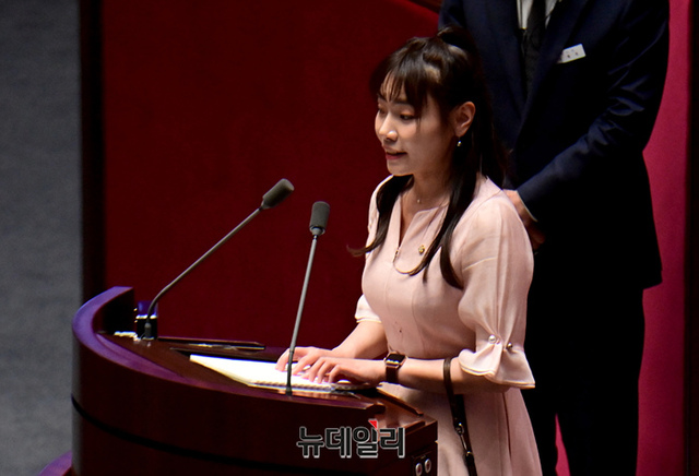 ▲ 김예지 국민의힘 의원과 시각장애인 안내견 조이가 지난 14일 오후 국회에서 열린 본회의 교육·사회·문화 대정부질문에서 발언하기 위해 단상에 자리하고 있다. ⓒ이종현 기자