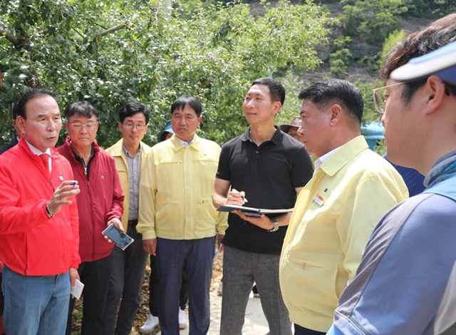 ▲ 박덕흠 의원이 15일 영동군 양강면 우박 피해 현장을 방문, 피해상황을 살펴보고 있다.ⓒ박덕흠 의원실