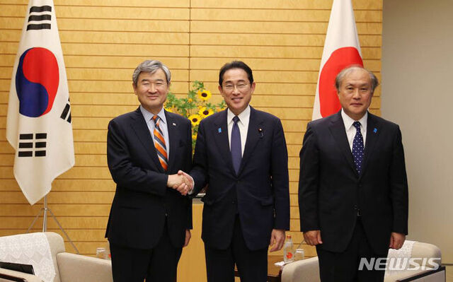 ▲ 일본을 방문한 조태용 국가안보실장이 15일 오후 일본 도쿄총리 관저에서 기시다 후미오 일본 총리를 예방해 기념촬영하고 있다. 오른쪽은 아키바 다케오 일본 국가안전보장국장. ⓒ뉴시스