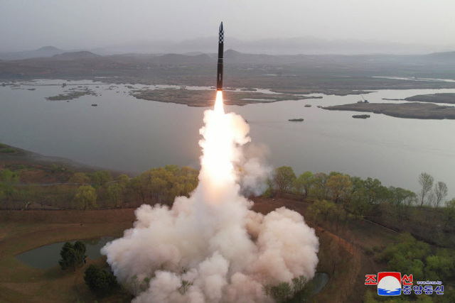 ▲ 조선중앙통신이 지난해 1월 공개한 북한의 탄도미사일 발사 장면. ⓒ조선중앙통신