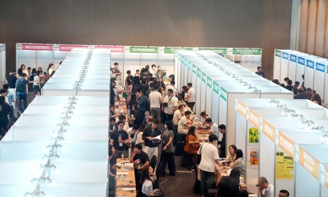 ▲ '제16회 제주해비치아트페스티벌' 아트마켓 부스전시 전경.ⓒ한국문화예술회관연합회