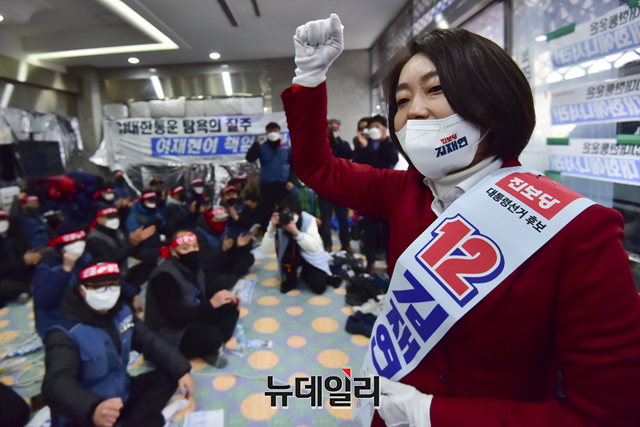 ▲ 2022년 2월, 김재연 당시 진보당 대선후보가 공식 선거운동 첫 날인 지난해 2월 15일 서울 중구 CJ대한통운 본사 앞에서 6일째 점거 농성을 이어가고 있는 민노총 산하 택배노조원들에게 지지를 호소하고 있다. ⓒ뉴데일리 DB