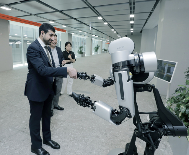 ▲ 2일 경기도 성남시 네이버 1784를 방문해 네이버의 첨단 기술 테크 컨버전스 사례를 체험 중인 셰이크 사우드 술탄 빈 모하메드 알 카시미 왕자 등 샤르자 왕실 고위대표단 일행ⓒ네이버