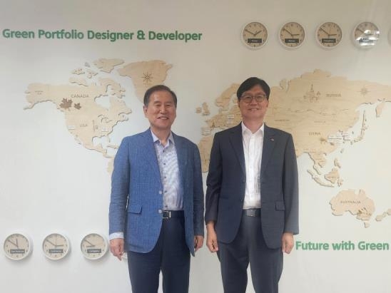 ▲ 김동섭 한국석유공사 사장(사진 왼쪽)과 이성준 SK이노베이션 환경과학기술원장이 15일 대전 환경과학기술원에서 만남을 갖고 기념사진을 촬영하고 있다. ⓒSK이노베이션 제공