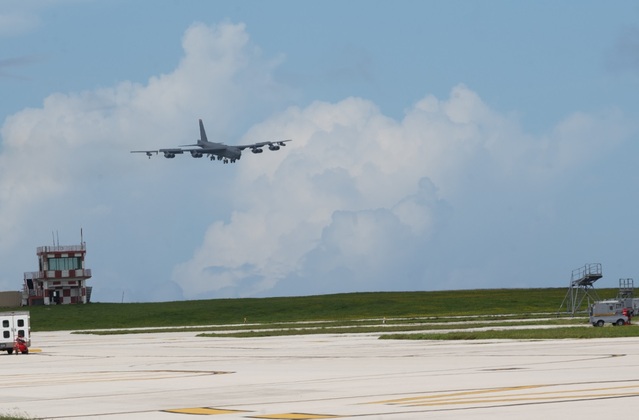 ▲ 지난 14일(현지시간) 괌 앤더슨기지에 착륙하고 있는 B-52H '스트라토포트레스'. ⓒ미 태평양공군사령부