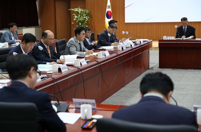 ▲ 김태흠 충남도지사가 16일 도청에서 열린 내년 정부예산 확보 부처 반영보고회에서 10조원 목표를 강조하고 있다.ⓒ충남도