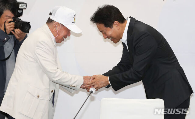 ▲ 16일 오전 서울 중구 서울시청에서 열린 보훈단체 간담회에서 류재식 6.25참전유공자회 서울지부장과 인사를 나누고 있다. ⓒ뉴시스