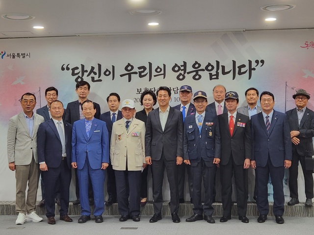 ▲ 오세훈 서울시장이 16일 '보훈단체 대표자 초청 간담회'를 마치고 기념촬영을 하고 있다. ⓒ진선우 기자