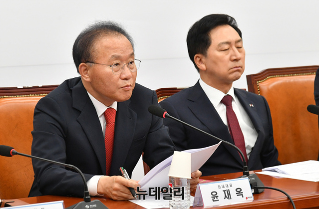 ▲ 윤재옥 국민의힘 원내대표가 지난 15일 오전 국회에서 열린 최고위원회의에서 모두발언을 하고 있다. 
ⓒ이종현 기자