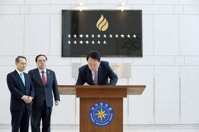 ▲ 윤석열 대통령이 지난 2월, 국가정보원에서 열린 업무보고에 앞서 방명록을 작성하고 있다. 왼쪽부터 김규현 국정원장, 김성한 전 안보실장. ⓒ대통령실 제공