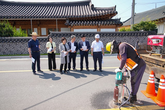 ▲ 문화도시위원회는 지난 16일 보문동의 지난해 조성된 도로 현장을 방문해 점검을 하고 있다.ⓒ경주시의회