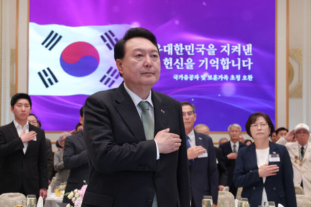 ▲ 윤석열 대통령이 지난 14일 청와대 영빈관에서 열린 국가유공자 및 보훈가족 초청 오찬에서 국기에 대한 경례를 하고 있다.ⓒ대통령실