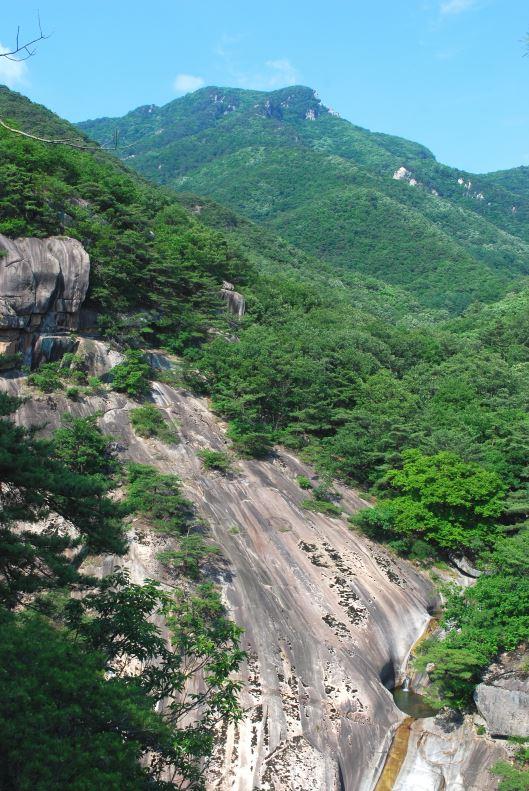 ▲ 금수산과 용담폭포가 어우러진 비경.ⓒ진경수 山 애호가