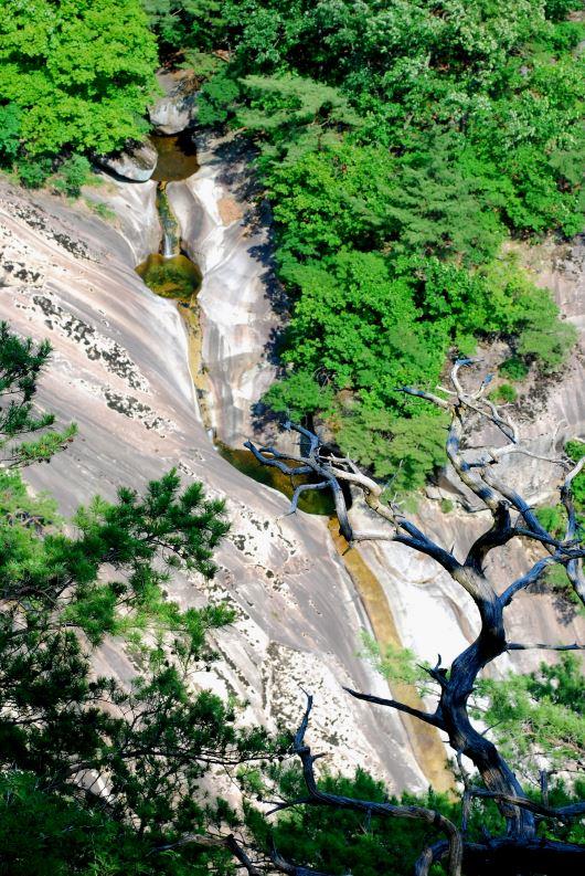 ▲ 금수산 산행의 백미인 용담폭포.ⓒ진경수 山 애호가