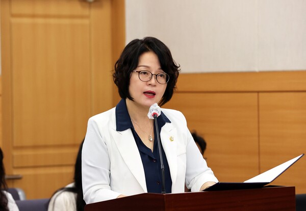 ▲ 한형신 대전 유성구의원이 ‘대전 유성구의회 의원 의정 활동비 등 지급에 관한 조례 일부 개정 조례안’을 발표했다.ⓒ대전유성구