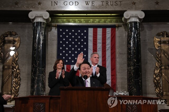 ▲ 미국을 국빈 방문한 윤석열 대통령이 지난 4월27일(현지시간) 워싱턴DC 국회의사당에서 열린 미 상·하원 합동회의 연설에서 기립박수를 받고 있다. ⓒ연합뉴스