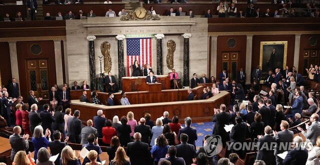 ▲ 미국을 국빈 방문한 윤석열 대통령이 지난 4월27일(현지시간) 워싱턴DC 국회의사당에서 열린 미 상·하원 합동회의 연설에서 기립박수를 받고 있다. ⓒ연합뉴스