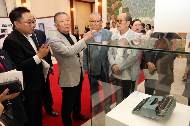 ▲ 신철식 이승만건국대통령기념사업회 회장이 지인들과 함께 청와대 본관에서 열리고 있는 '우리 대통령들의 이야기-여기 대통령들이 있었다' 전시를 찾아 내부를 둘러보고 있다(왼쪽에서 두 번째, 회색 블레이저).ⓒ문체부