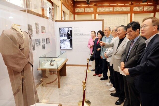▲ 철식 이승만건국대통령기념사업회 회장이 지인들과 함께 청와대 본관에서 열리고 있는 '우리 대통령들의 이야기-여기 대통령들이 있었다' 전시를 찾아 내부를 둘러보고 있다(오른쪽에서 세 번째).ⓒ문체부
