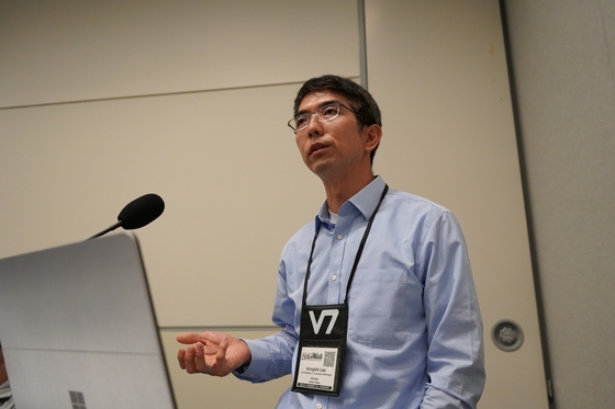 ▲ 18일 진행한 워크숍에서 이홍락 LG AI연구원 CSAI가 캡셔닝 AI에 적용한 제로샷 이미지 캡셔닝 기술에 대해 설명하고 있다. ⓒLG