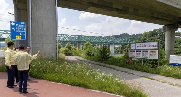 ▲ 최충규 대덕구청장이 신탄진 현도교 인근 물놀이 위험구역을 방문해 현장 안전 점검을 하고 있다.ⓒ대덕구청