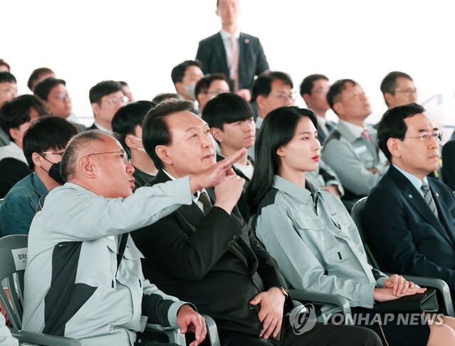 ▲ 정의선 현대차그룹 회장이 윤석열 대통령에게 미래 계획에 대해 설명하는 모습. ⓒ연합뉴스