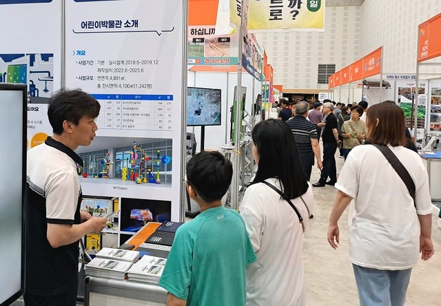 ▲ 행정중심복합도시건설청이지난 15일부터 18일까지 대전건설건축자재박람회(DCC)에 참여해 국립박물관단지 건립사업에 대해 홍보를 하고 있다.ⓒ행복청