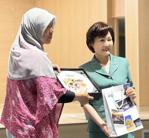 ▲ 김명희 세종시 사회서비스원장(오른쪽)이 19일 보람종합복지센터에서 인도네시아 중앙정부 사회국 소속 고위급 공무원과 기념품을 교환하고 있다.ⓒ세종시