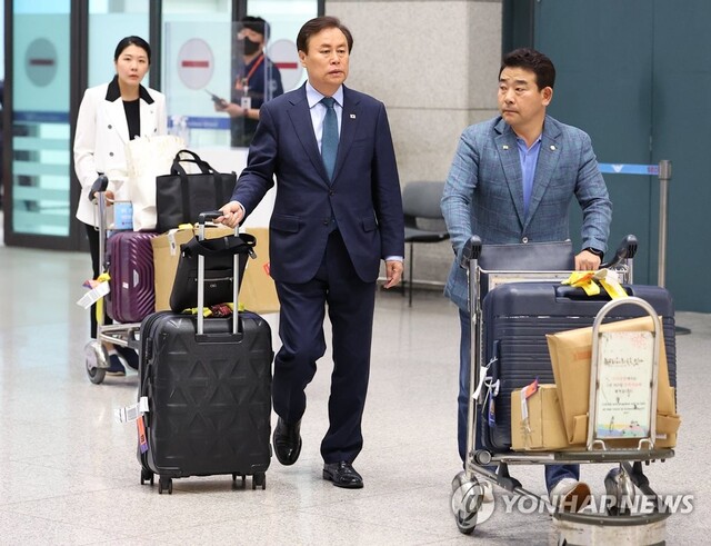 ▲ 3박 4일 일정으로 중국과 티벳을 방문한 민주당 도종환(가운데)·박정(오른쪽)·신현영 의원 등이 지난 18일 오후 인천국제공항 제1여객터미널을 통해 귀국하고 있다. ⓒ연합뉴스