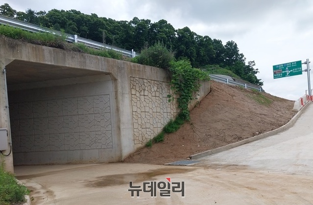 ▲ 대전국토청이 청주시 상당구 운동동 산 15-7에 생태통로로 설치한 박스형 암거.ⓒ최중기 기자