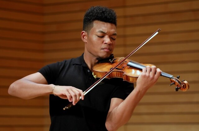 ▲ 바이올리니스트 랜들 구스비가 19일 서울 용산구 리움미술관에서 첫 내한 공연 기자간담회에 앞서 연주를 하고 있다.ⓒ뉴시스