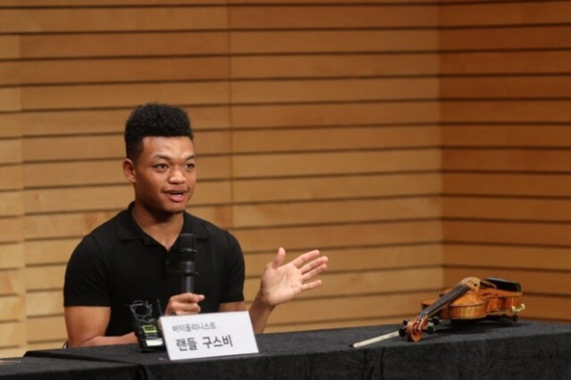 ▲ 바이올리니스트 랜들 구스비가 19일 서울 용산구 리움미술관에서 열린 첫 내한공연 기자간담회에서 인사말을 하고 있다.ⓒ연합뉴스