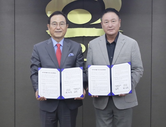 ▲ 박상천 천안시장(좌)과 허정무 대전하나시티즌 이사장이 19일 천안시청에서 업무협약을 하고 있다.ⓒ천안시