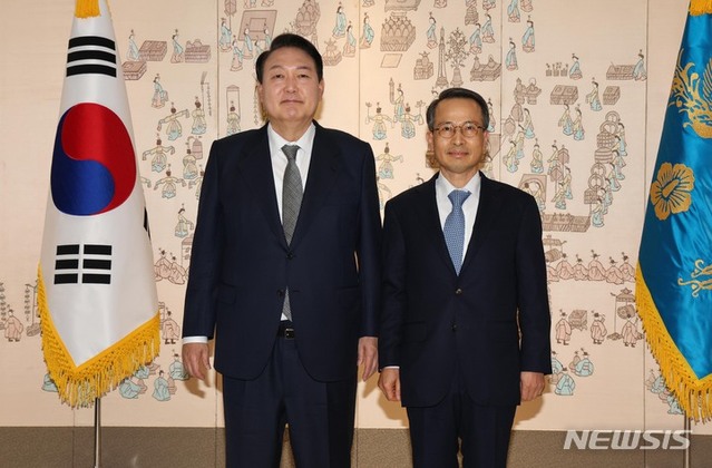 ▲ 윤석열 대통령이 지난해 5월 용산 대통령실 청사에서 김규현 국가정보원장에게 임명장을 수여한 뒤 기념촬영 하고 있다. ⓒ뉴시