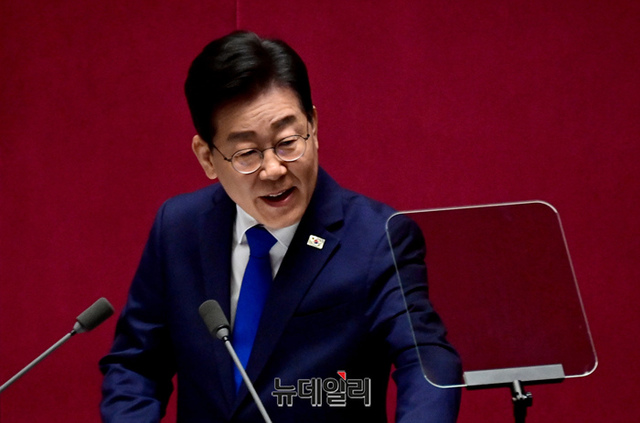 ▲ 이재명 더불어민주당 대표가 19일 오전 국회에서 열린 본회의 교섭단체 대표연설에서 국민의힘 의원들을 바라보고 있다. ⓒ이종현 기자