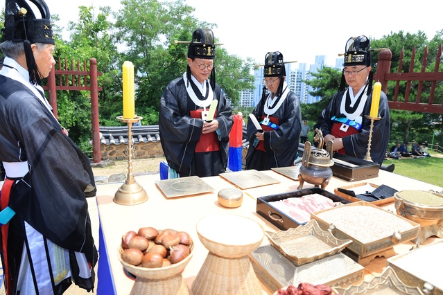 ▲ 대구 수성구(구청장 김대권)는 지난 18일 수성구 노변동 사직단에서 풍년을 기원하는 국가무형문화재 사직대제를 봉행했다.ⓒ수성구